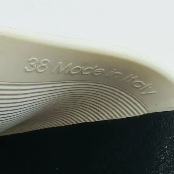 Prada: Black & White Rubber Flat Sandals Size: 8.5US - 38.5EU - Picture 6 of 7